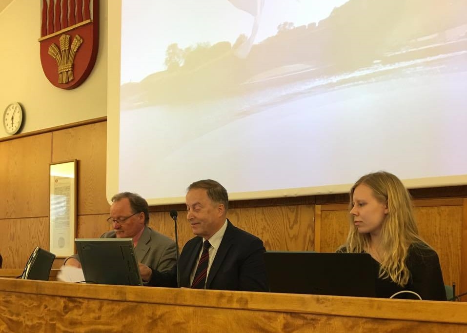 Uuden valtuuston ensimmäinen istunto: Ruokahuollosta vilkasta keskustelua